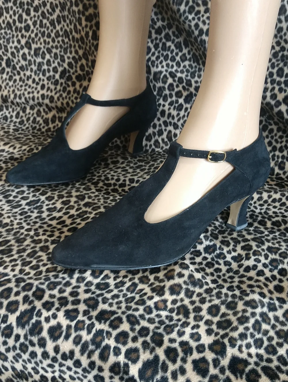 Women's Black Suede T-Strap Mid Heel Pumps